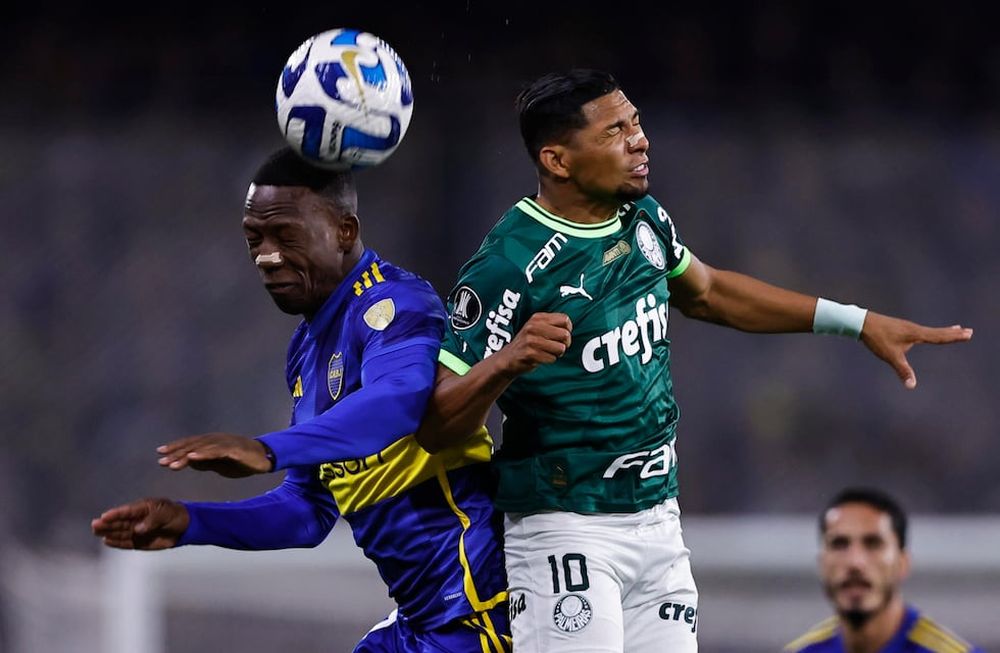 AMDEP9702. BUENOS AIRES (ARGENTINA), 28/09/2023.- Luis Advíncula (i) de Boca disputa un balón con Roni de Palmeiras hoy, en un partido de las semifinales de la Copa Libertadores entre Boca Juniors y Palmeiras en el estadio La Bombonera en Buenos Aires (Argentina). EFE/ Juan Ignacio Roncoroni