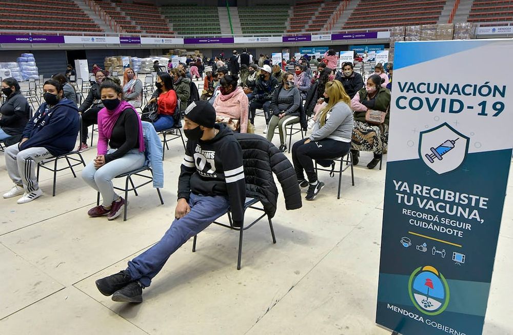 Mendoza ya vacuna a mayores de 40 años sin comorbilidades. Foto Orlando Pelichotti / Los Andes