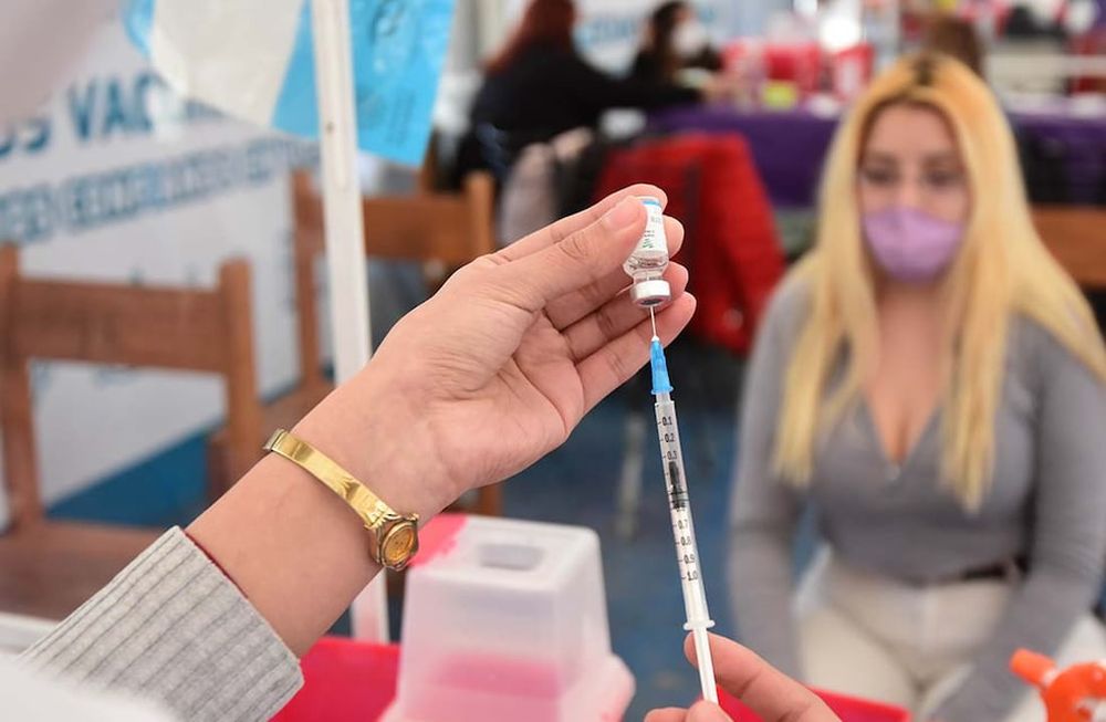 En las redes se hizo viral la oferta de foto profesional cuando se aplique la primera dosis contra el coronavirus. - Imagen ilustrativa / Los Andes