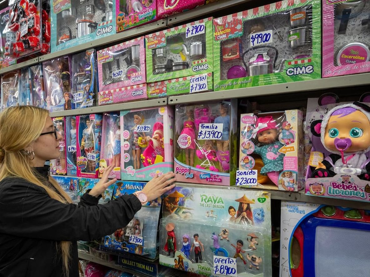 Descuentos y cuotas sin interés en la compra de regalos para el Día del Niño. Foto: Ignacio Blanco / Los Andes