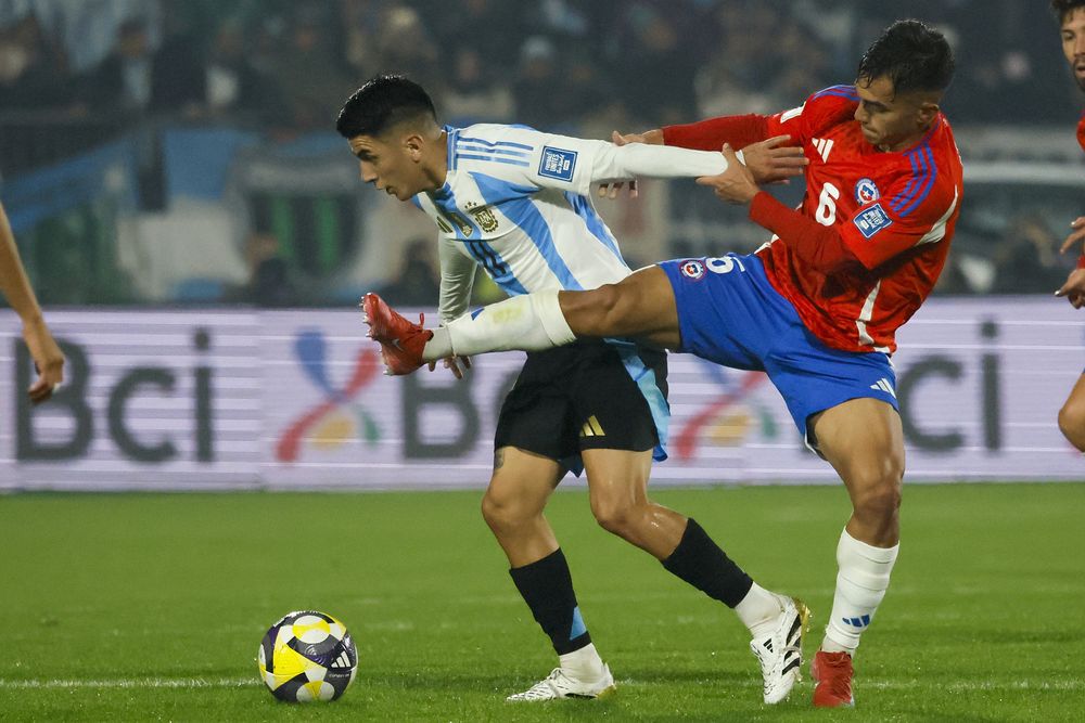 Almada y Pizarro disputan el balón en una postal del luchado segundo tiempo que jugaron en Santiago. Almada y Pizarro disputan el balón en una postal del luchado segundo tiempo que jugaron en Santiago.