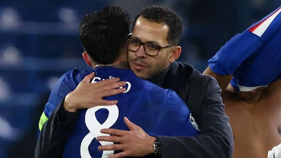 Enzo junto a su nuevo entrenador, Liam Rosenior.
