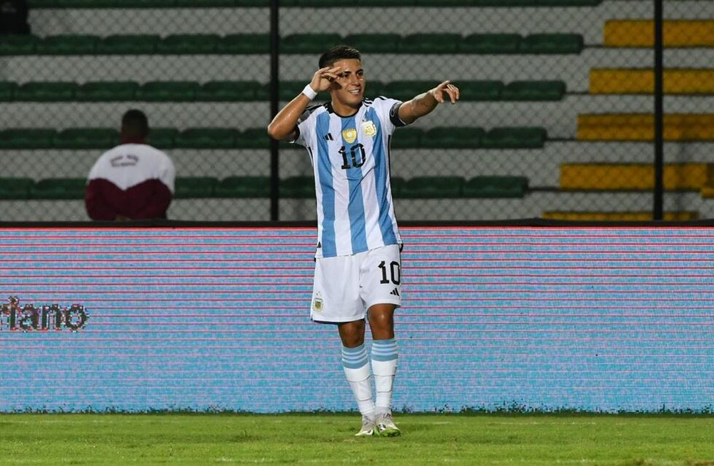 Thiago Almada marcó los primeros dos goles de la selección argentina ante Chile, que la clasifica a las semifinales del Preolímpico. (@Argentina)
