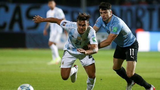 Paulo Dybala, el delantero cordobés que reemplazó a Lionel Messi en el partido ante Uruguay por las eliminatorias, quedó afuera del banco de suplentes. / Gentileza.