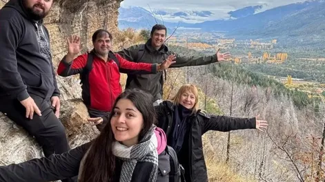 La familia que viajaba en la camioneta que cayó 80 metros por una barranco.&nbsp;