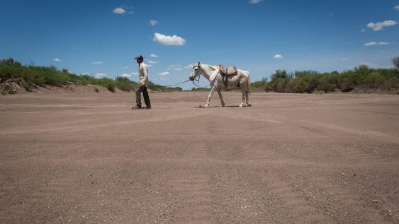 Impactantes fotos del río seco en Lavalle hace unos años y el mismo paisaje hoy, con la vuelta del agua. Foto: Ignacio Blanco / Los Andes