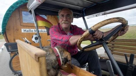 Hincha alemán llegó en un tractor al Mundial después de 30 días de viaje