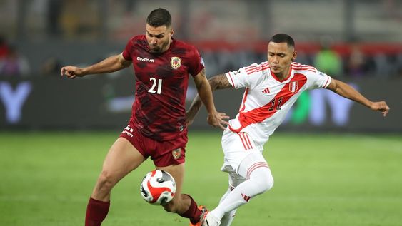 AMDEP3627. LIMA (PERÚ), 21/11/2023.- Bryan Reyna (d) de Perú disputa el balón con Alexander González de Venezuela hoy, en un partido de las eliminatorias para la Copa Mundo de Fútbol de 2026 en el estadio Nacional en Lima (Perú). EFE/ Paolo Aguilar