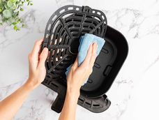 david miloshev, tecnico en electrodomesticos: limpia el exterior con un pano humedo despues de cada uso, una vez que el aparato se haya enfriado