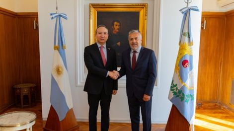 Los Andes | El Gobernador Alfredo Cornejo recibió al embajador de la República Popular China en la Argentina, Wang Wei, y a la comitiva de empresarios y funcionarios del país oriental.