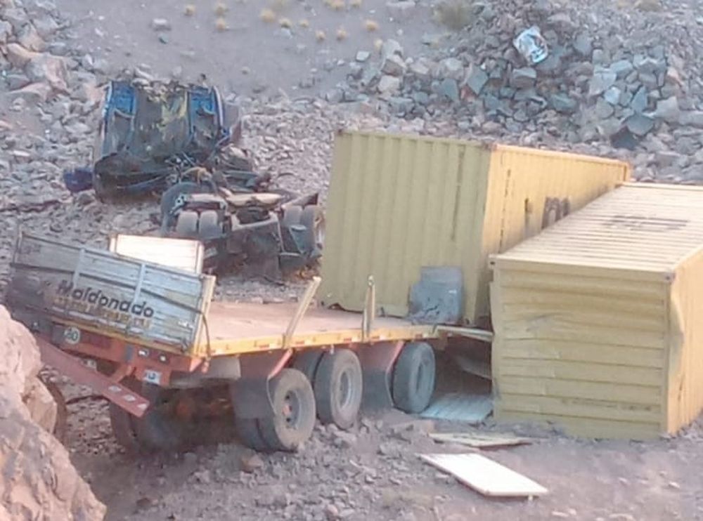 Un camionero murió tras desbarrancar en alta montaña 