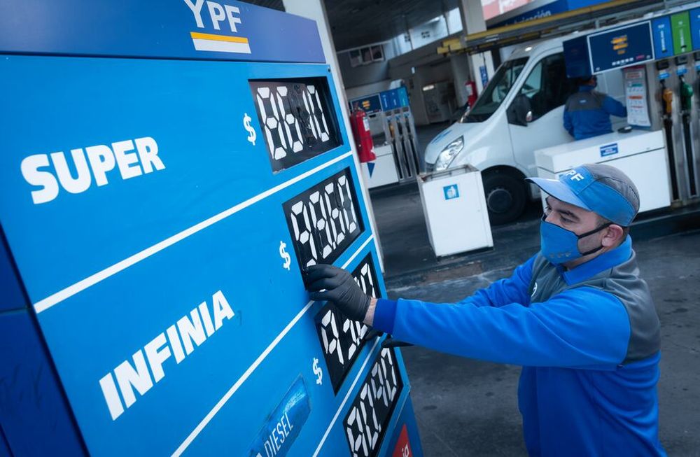 YPF volverá a subir el precio de la nafta este sábado Foto: Ignacio Blanco / Los Andes
