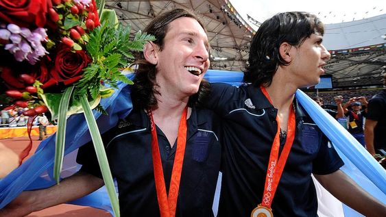 Télam Beijing China 23/08/08 - Argentina le ganó a Nigeria en Beijing y es bicampeón olímpico, los jugadores del seleccionado de fútbol, Lionel Messi y Sergio Aguero, festejan en el estadio nacional de Beijing. Foto: Wu Xiaoling/Télam/