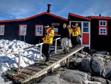 Las tareas principales abarcan la atención de los turistas que arriban en cruceros, el mantenimiento de la tienda de recuerdos y la administración de la famosa “Penguin Post Office”.