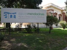 Frente del edificio de AySAM, Agua y Saneamiento Mendoza ( Aguas mendocinas) ubicado en calle Belgrano de Ciudad. Foto: Archivo / Los Andes