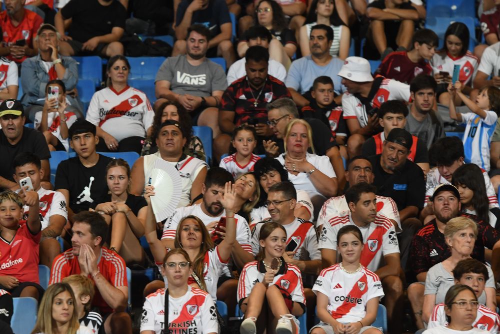 Muchos mendocinos, hinchas de River, coparon el sector asignado en el Malvinas Argentinas. / LOS ANDES. 