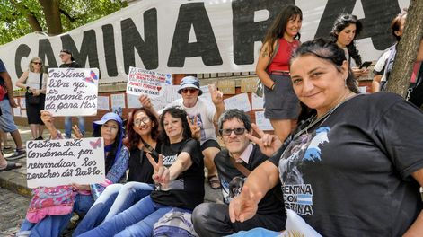 La internación de urgencia de la ex presidenta Cristina Kirchner en el Sanatorio Otamendi por un cuadro de apendicitis generó la presencia de militantes y simpatizantes de la ex mandataria frente al centro de salud.&nbsp;