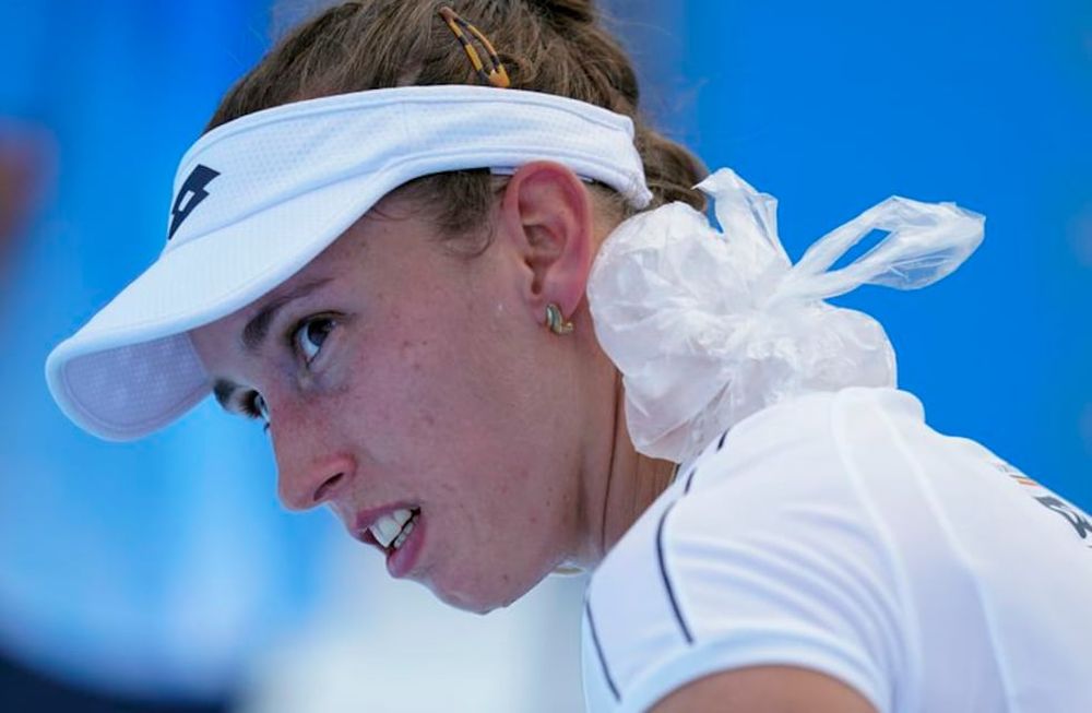La tenista belga Elise Mertens se pone hielo en el cuello por el sofocante calor durante un partido contra la rusa Ekaterina Aleksandrova en los Juegos Olímpicos de Tokio. / Foto: AP
