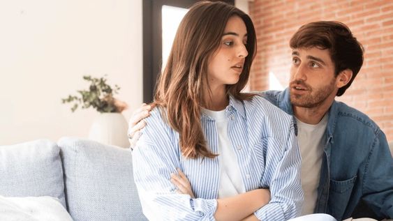 Para la psicología, el gesto aporta una posible pista y no una prueba del estado emocional.