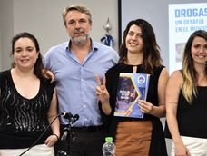 La jueza porteña Laura Beatriz De Marinis (tercera de izquierda a derecha) junto a dirigentes del kirchnerismo