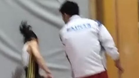 Repudiable: en Japón un entrenador golpeó a una joven gimnasta en plena práctica