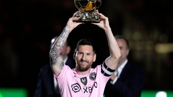 El delantero argentino Lionel Messi alza el Balón de Oro antes de un partido amistoso del Inter Miami ante el New York City FC, el viernes 10 de noviembre de 2023, en Fort Lauderdale, Florida (AP Foto/Lynne Sladky)