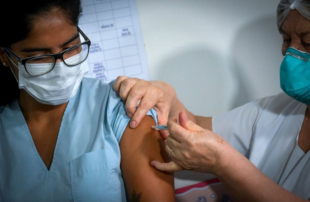 Inmunizada. Gisel Videla, enfermera de la UTI del hospital Lagomaggiore, fue la primera vacunada oficialmente en la provincia. Foto: Orlando Pelichotti / Los Andes.