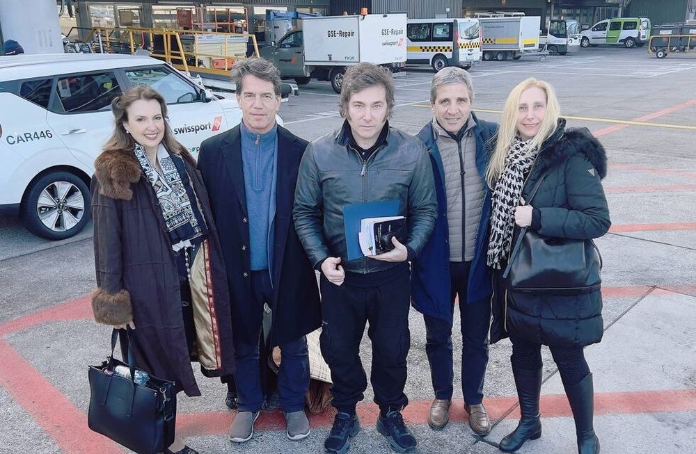 La canciller Diana Mondino; el jefe de Gabinete, Nicolás Posse; el presidente Javier Milei; el ministro de Economía, Luis Caputo; y la secretaria general de la Presidencia, Karina Milei, en Zurich, rumbo al Foro de Davos (X/ OPRArgentina)