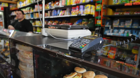 Consumo: los almacenes les ganan la pulseada a los supermercados