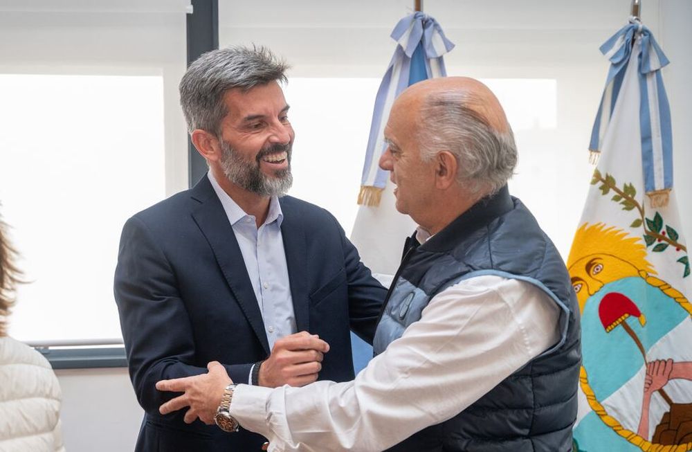 La Ciudad recibió la visita del intendente de Lanús