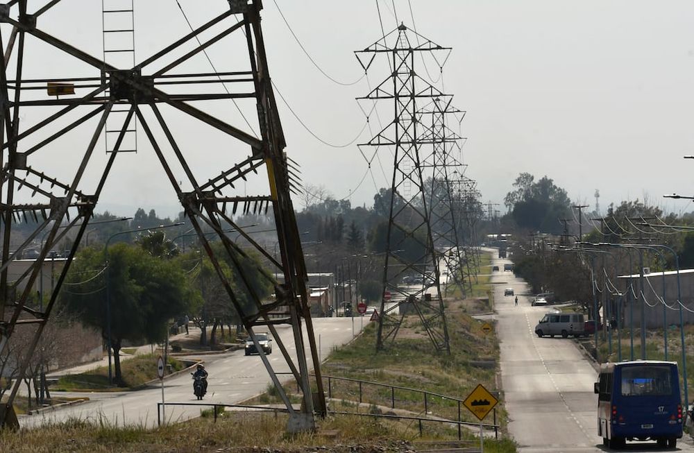 Las empresas transportistas de energía presentaron sus pedidos de ajuste de tarifas. Distrocuyo pidió un 249]% de suba. Foto: Orlando Pelichotti / Los Andes