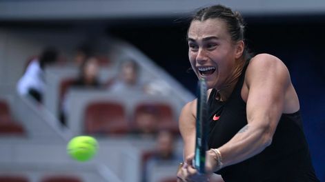 Los Andes | NOTICIAS ARGENTINAS BAIRES Aryna Sabalenka devuelve una pelotala pelota durante un partido de tenis en un juego de individuales femeninos.  FOTO (Xinhua/Zhang Long)/NA