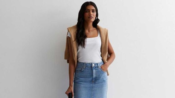 los bolsos de los anos 2000 estan de vuelta y se combinan con jeans y faldas