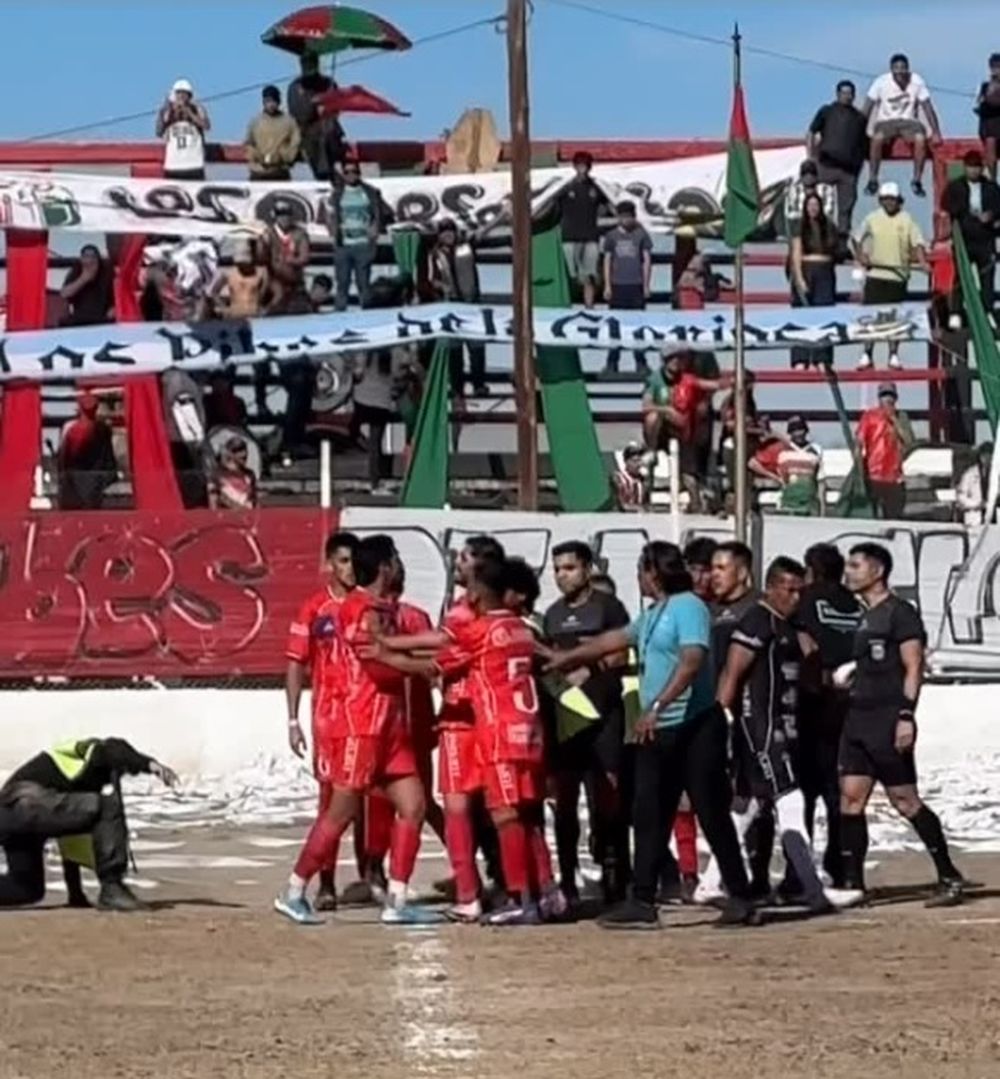 Torres ya arrojó al piso a un guardia de seguridad y vuelve sobre la terna arbitral. Se espera una dura sanción.&nbsp;