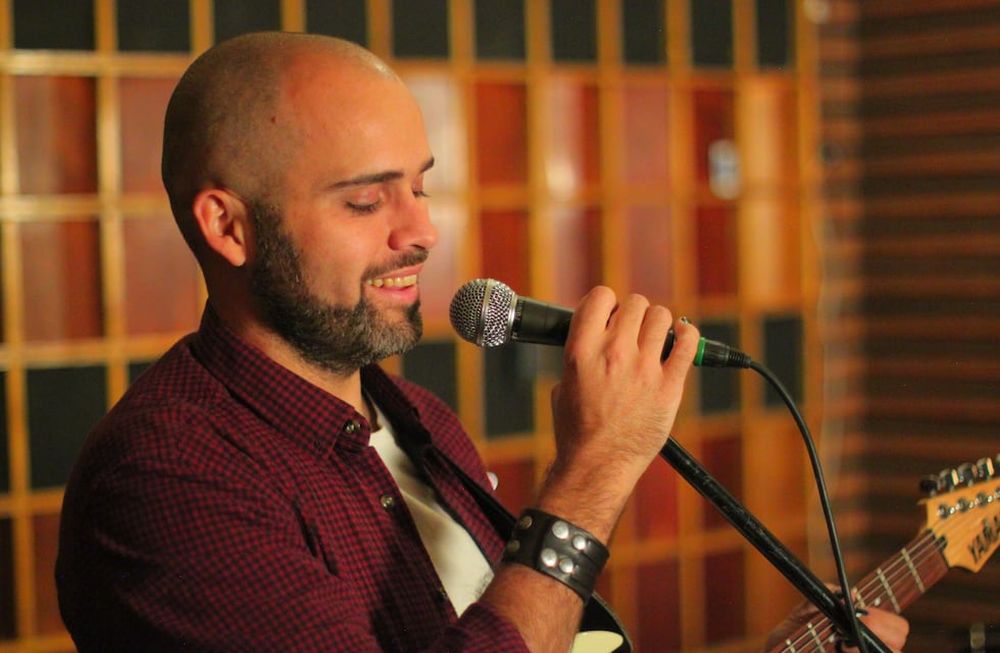 El cancionista mendocino presenta R, su primer disco de estudio.