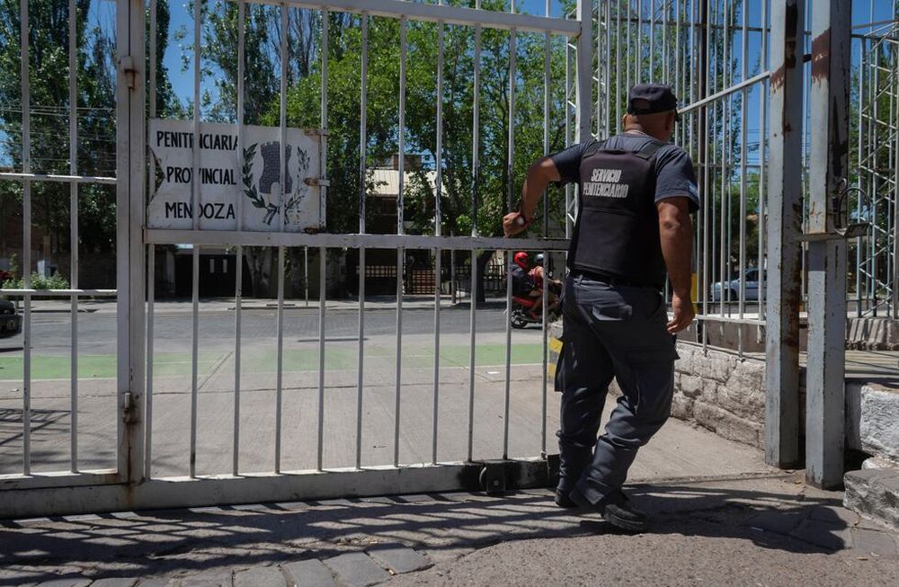 Un peligroso homicida condenado fue liberado por error administrativo