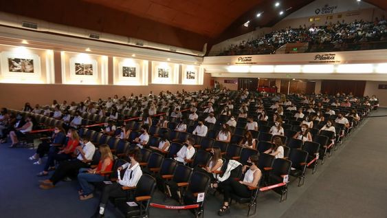 Divididos en dos grupos, los casi 160 egresados del CUC tuvieron su acto de fin de ciclo en el Teatro Plaza; tras la no autorización de colaciones presenciales por parte de la UNCuyo. Foto: Gentileza.