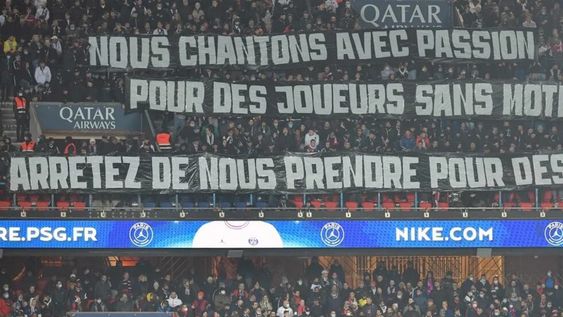 La furia de los hinchas del PSG con sus directivos y jugadores. / Gentileza.