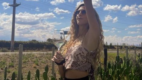 Alesia Abaigar, funcionaria del kirchnerismo, en marzo disfrutó del sol y el vino en Mendoza.&nbsp;