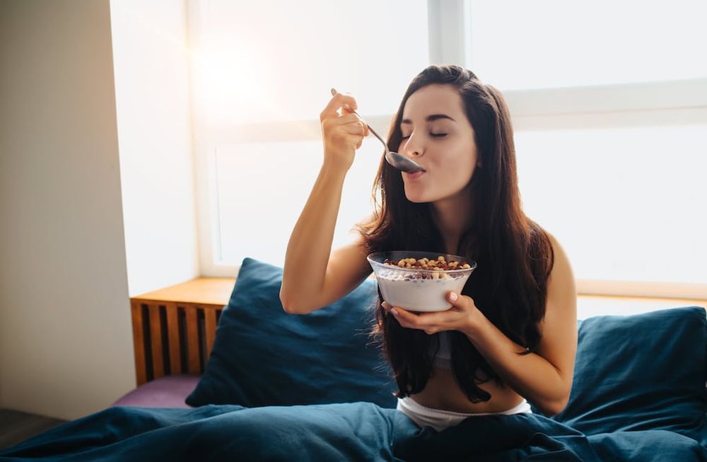 Además de constituir nuestra primera defensa inmunitaria, la microbiota regula el tránsito intestinal, interviene en la producción de vitaminas K, B12 y ácido fólico, y ayuda a regular los niveles de colesterol en sangre.