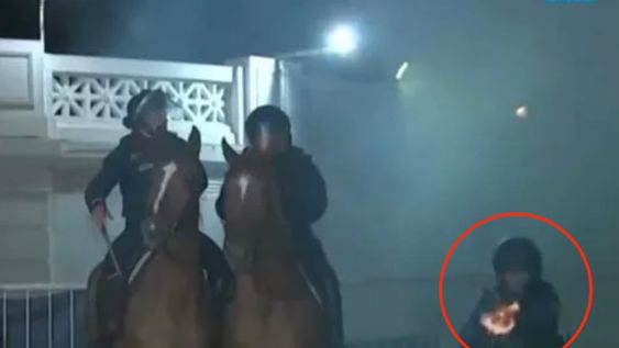 Un policía le disparó a un camarógrafo durante la represión en La Plata y quedó captado en cámara. Foto: Captura de video