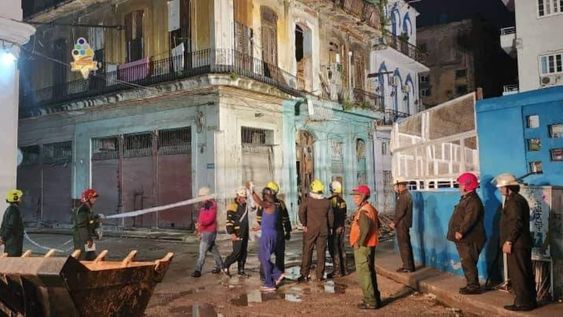 En la edificación residían 13 núcleos familiares y 54 personas, las que fueron socorridas de inmediato y se les brindó protección y asistencia. Foto: X - Gobierno de Cuba.