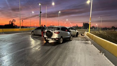 Cuádrupl choque en calle Paso, por hielo en la calzada
