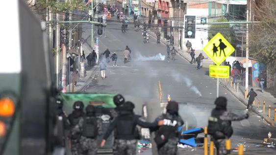 Integrantes de la Policía de Bolivia se enfrentan con manifestantes durante una protesta para exigir la renuncia del presidente Rodrigo Paz.
