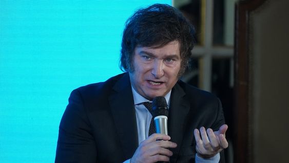 Milei con empresarios en el Hotel Alvear. (Clarín)
