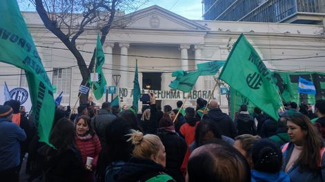 Manifestación de ATE y demás sindicatos estatales en la Legislatura contra la reforma del Estatuto del Empleado Público