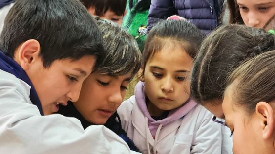 Mendoza se comprometió a mejorar 2 puntos anuales el aprendizaje y destinar 28% del presupuesto a Educación. Foto: DGE