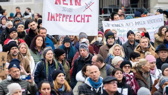 No a la vacunación obligatoria, dice el cartel que sostiene un manifestante austríaco durante una protesta contra antivacunación en Ballhausplatz en Viena, Austria. (Gentileza CNN)