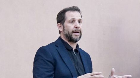 El exfuncionario fue denunciado por abuso y violencia de género por su expareja.