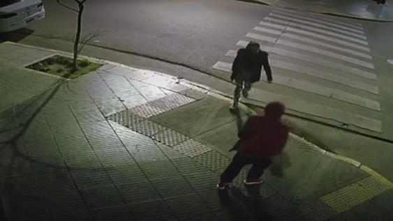Un hombre fue apuñalado por su novia en pleno Belgrano: el video del brutal ataque